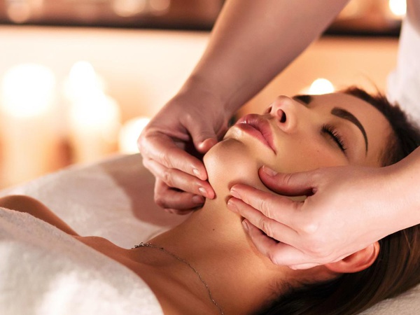 Liftingová masáž obličeje a dekoltu s prvky Guasha